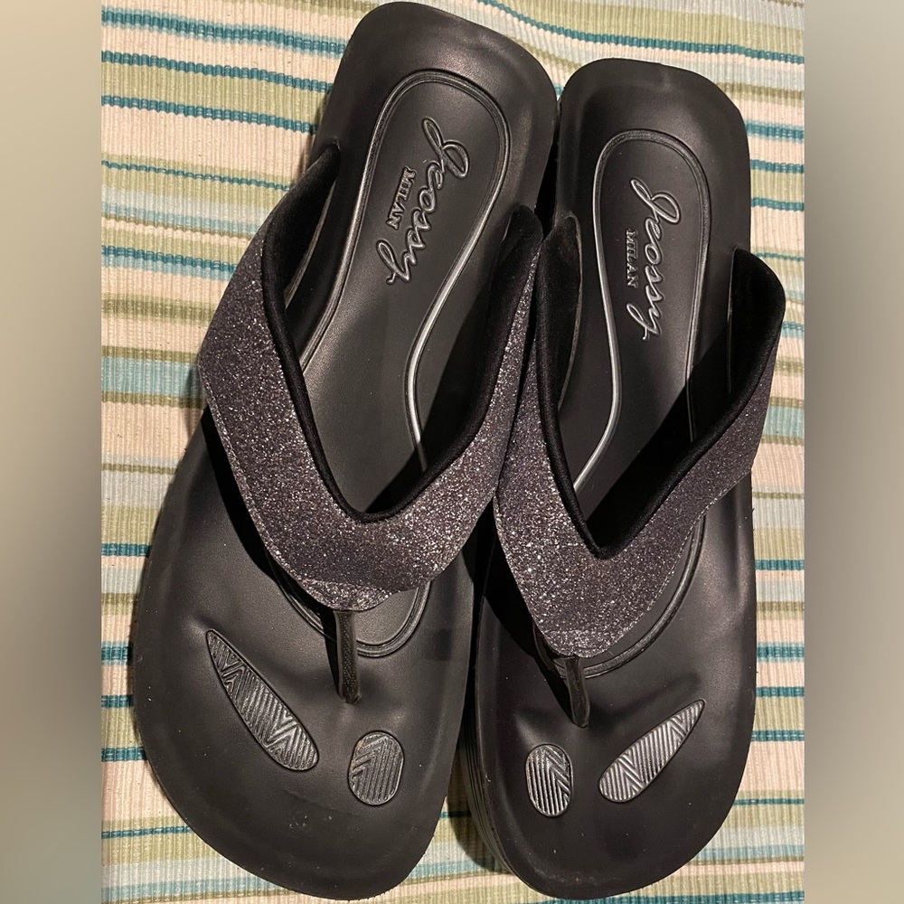 NWOT JEOSSY MILAN Sz. 8.5 Platform Sparkle Flip Flops